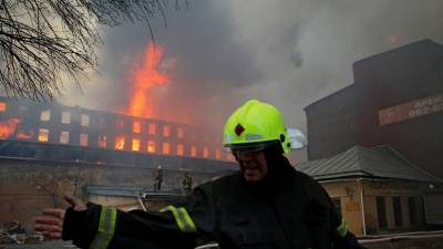 Три спасателя пострадали при тушении пожара на Невской мануфактуре
