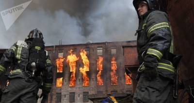 Пожар на "Невской мануфактуре" в Петербурге локализован на площади в 10 тыс кв. м
