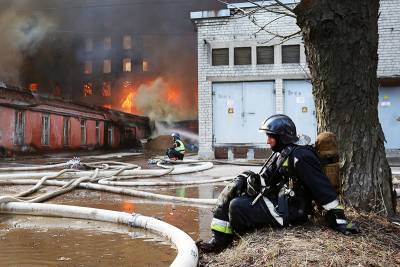 На месте пожара в "Невской мануфактуре" найдено обгоревшее тело