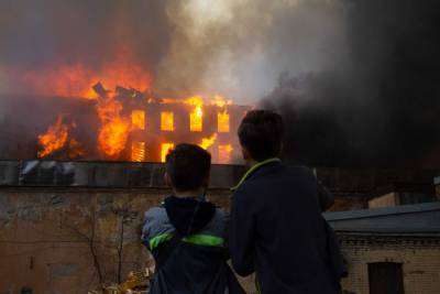 Спасателям удалось локализовать пожар в «Невской мануфактуре»