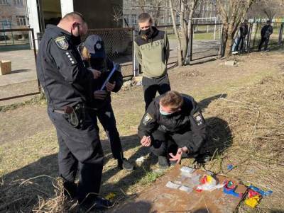В Киеве депутат нашла возле школы "набор закладчика" и 547 шприцов