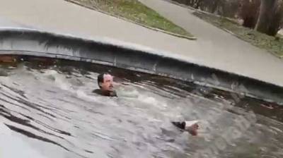 В Киеве мужчина устроил заплыв в фонтане ботанического сада