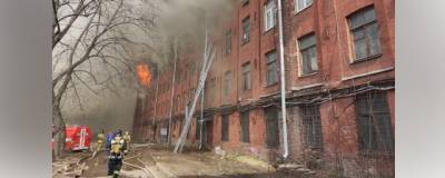 С двух до трёх увеличилось число пострадавших спасателей при пожаре на «Невской мануфактуре»