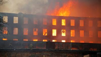 Беглов призвал восстановить сгоревшее здание Невской мануфактуры