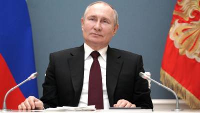 Путин отказался от перчаток при посадке кедра на Аллее космонавтов в Энгельсе