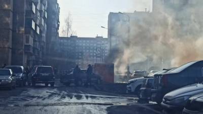 Видео из Сети. На Южном Урале прохожие спасли чужой автомобиль от угрозы взрыва