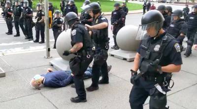 В США вспыхнули протесты против насилия со стороны полиции (ВИДЕО) и мира