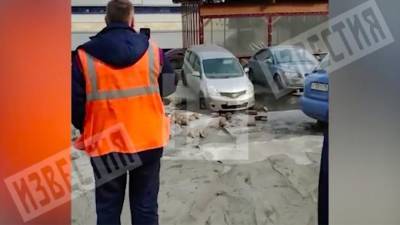 Три автомобиля провалилась в яму из-за прорыва трубы в Петербурге