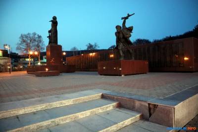 Разбитые плиты на площади Славы в Южно-Сахалинске восстановят к 9 Мая