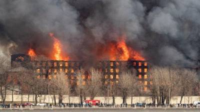 Пожарные разбирают завалы после пожара в «Невской мануфактуре» в Петербурге
