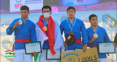 Таджикские борцы завоевали 4 медали на международном турнире по борьбе на приз Президента Узбекистана