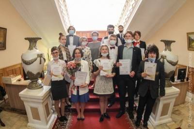 Лучшие школьники из Смоленска получили премии имени Гагарина
