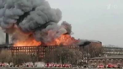 Поздно вечером в Санкт-Петербурге смогли потушить крупный пожар в историческом здании Невской мануфактуры