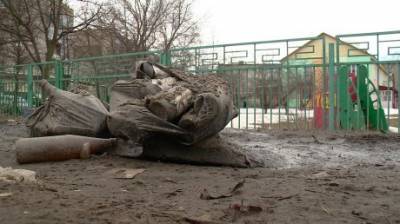 Территорию у детского сада на Чаадаева завалило мусором