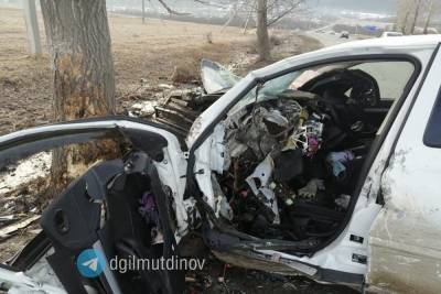 30-летний житель Башкирии погиб, врезавшись на иномарке в дерево