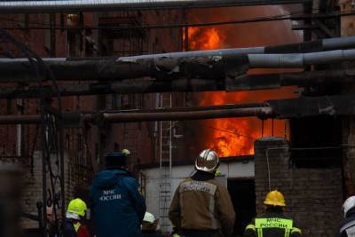 Сотрудники центрального аппарата МЧС выехали на место пожара на фабрике «Невская мануфактура»
