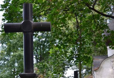 Рецидивист обокрал двух жительниц Ленобласти на кладбище в Чебаркуле