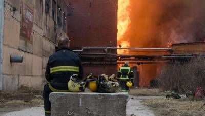 Выросло число пострадавших спасателей при пожаре в "Невской мануфактуре"