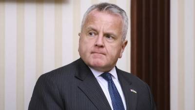 Госдеп: посол США в России остается в Москве