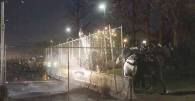 Вандализм и стычки с полицией: в Миннесоте второй день продолжаются беспорядки после убийства темнокожего — видео