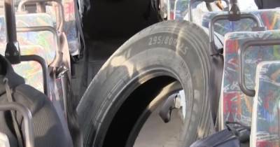 В Калининграде водитель автобуса вёз многокилограммовую шину в салоне с пассажирами