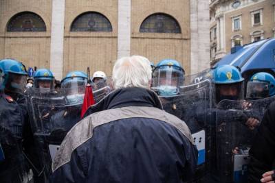 Ситуация с COVID-19: снятие ограничений в Британии и протесты в Италии