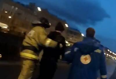 Полицейские в Петербурге спасли тонущих мужчин