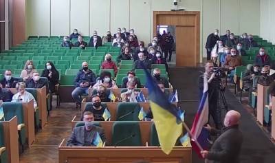 Активист объяснил, для чего принес флаг России в горсовет Славянска
