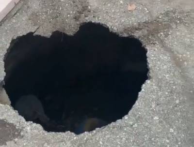 Жители Челябинска сообщают о дыре в асфальте на перекрестке в Ленинском районе