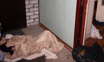 В Петрозаводске из горящей квартиры женщину вынесли на матрасе