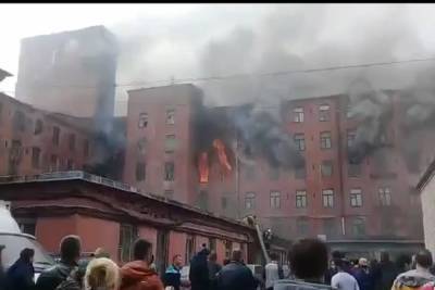 Пострадавшие при пожаре в Петербурге пожарные находятся в тяжёлом состоянии