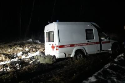 Ночью под Рязанью машина скорой помощи застряла в грязи