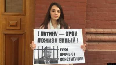 Астраханский госуниверситет выгнал студентку за поддержку Навального