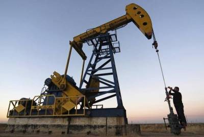 Цены на нефть поднимаются на фоне незначительного роста оптимизма трейдеров