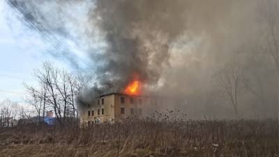 МЧС потушило горящий рядом с Невской мануфактурой хостел