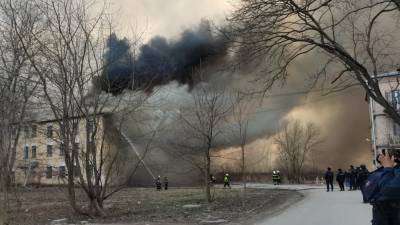 Сотрудники МЧС ликвидировали пожар в хостеле рядом с Невской мануфактурой