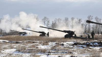 Видео учений подразделений реактивной и ствольной артиллерии ЦВО появилось в Сети