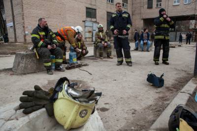 Пожарные разбирают конструкции сгоревшей «Невской мануфактуры»