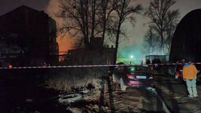 Огнеборцы потушили пожар в хостеле рядом с Невской мануфактурой