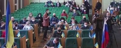 В горсовет Славянска активист принес флаг России