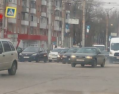 В Смоленске из-за массового ДТП на перекрестке собралась огромная пробка