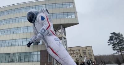 Не выдержал и одного дня: в российском Красноярске праздничный надувной космонавт сдулся за сутки