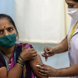 Индия одобрила использование российской вакцины от коронавируса
