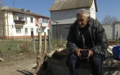 Под Киевом пенсионер живет в железной будке