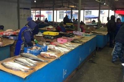 В Астрахани полиция нагрянула на рыбный рынок и составила 28 протоколов