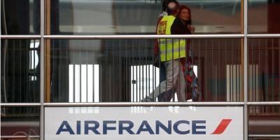 Власти Франции запретили ряд внутренних рейсов ради поездов