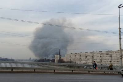 На Невской мануфактуре в Петербурге продолжается горение в завалах