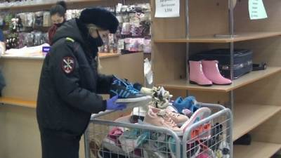 В кемеровском ТЦ обнаружили контрафактные одежду и обувь