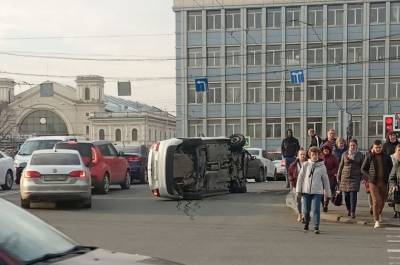 На Ново-Петергофском мосту перевернулся автомобиль каршеринга
