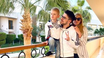 Julik с женой и сыном отправился в отпуск: яркие фото из Египта